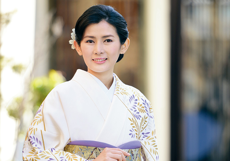 白い着物を着た女性