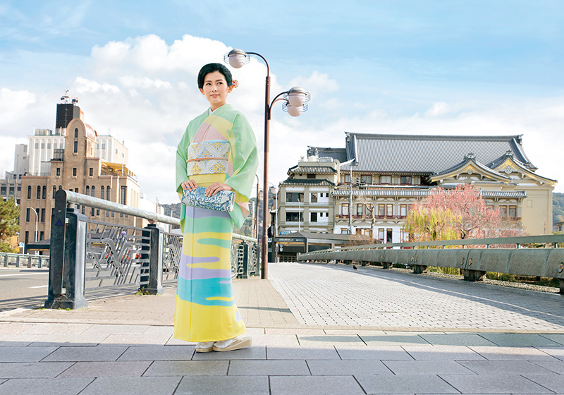 パステルカラーの着物を着た女性