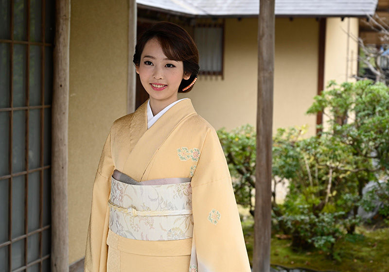 黄色の着物を着た女性